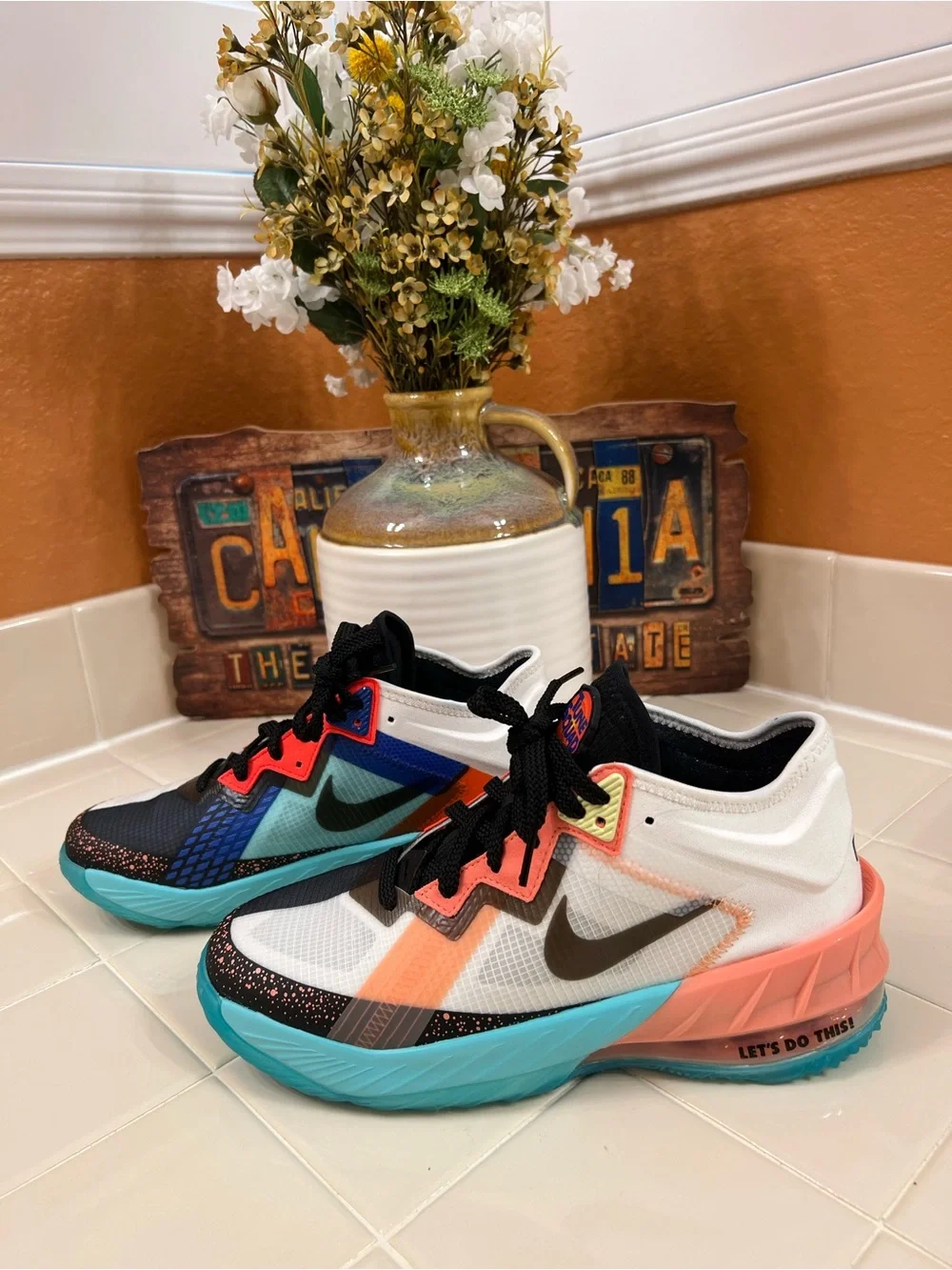 NIKE LeBron XVIII, TUNE SQUAD, KIDS SHOES SIZE 7, EXCELLENT CONDITION
